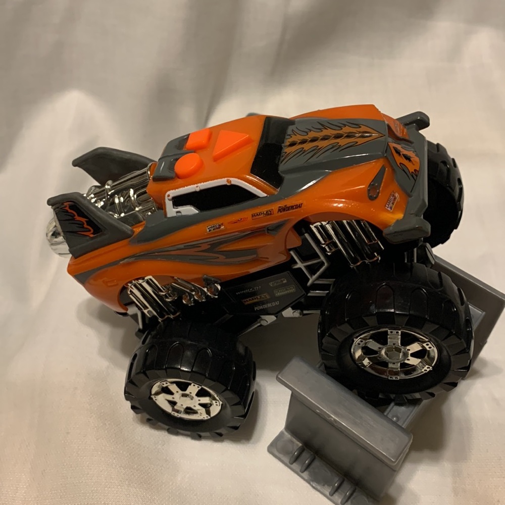 Toy StatebRoad Ripper Off Road Rumbler Monster Truck 4 X 4 Toy Car With Sounds